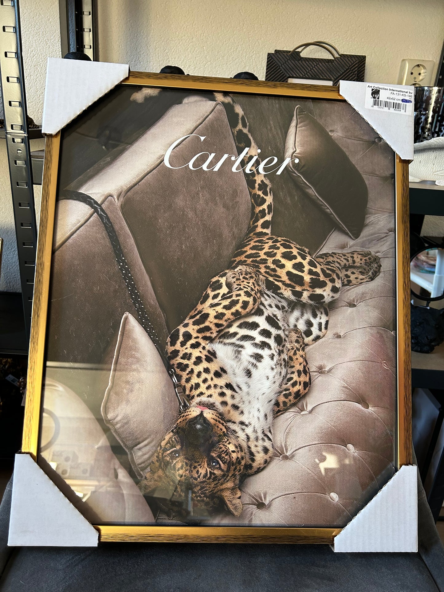Luipaard Foto op Bank – Wanddecoratie met Gouden Lijst | 52x42 cm