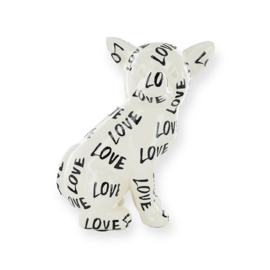 Groot keramisch Chihuahua beeld Nanou met sierlijke ‘Love’-tekst – handgeschilderd door Pomme Pidou