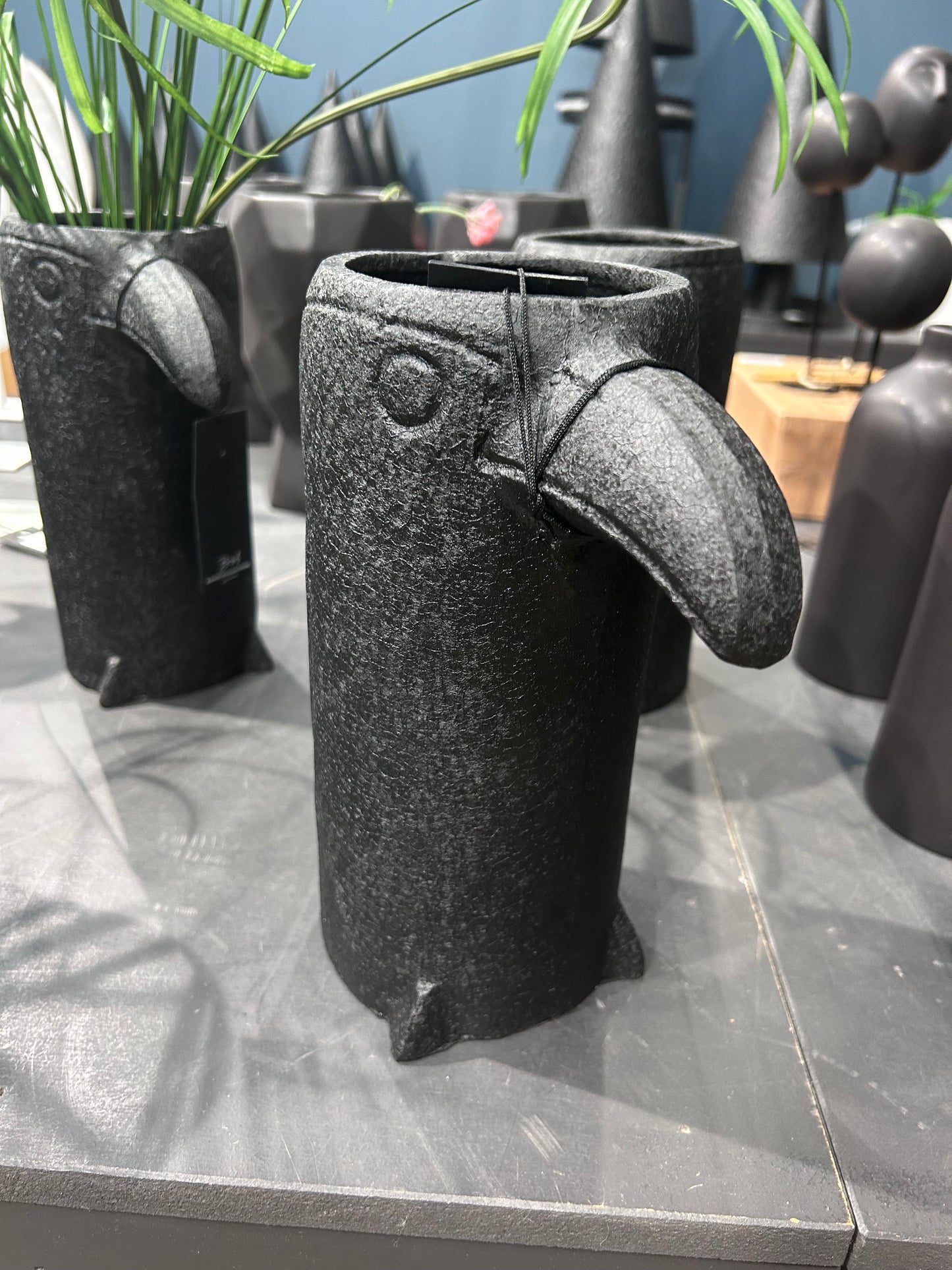 Papegaai Vaas Mat Zwart – Aluminium Design – 25 cm