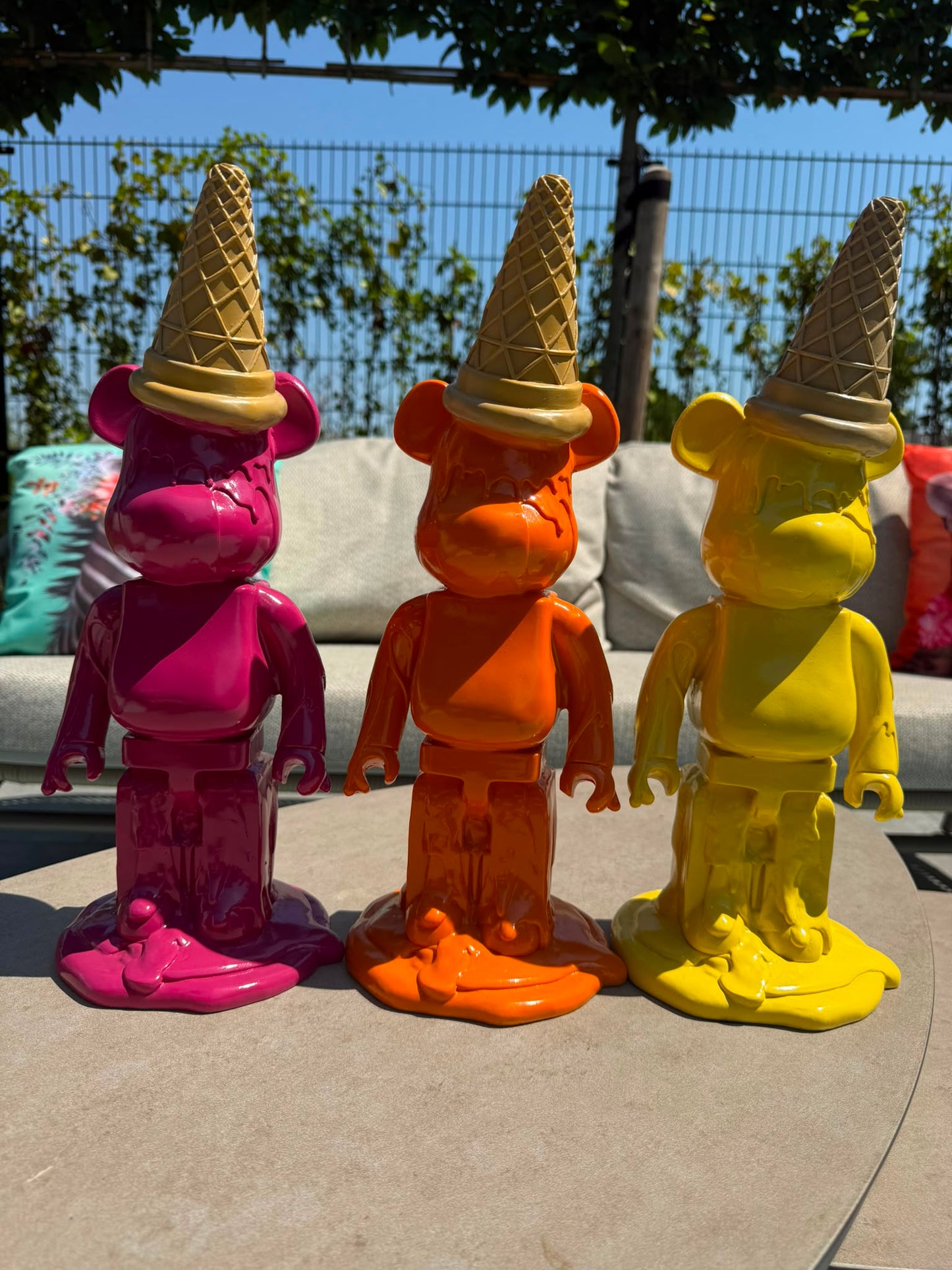 Ice Cream Bear beeld van J-Line met smeltend berenfiguur en grote ijshoorn, verkrijgbaar in roze, oranje en geel.