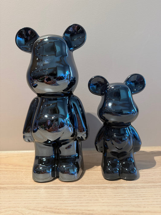 Zwart keramieken beeld in beervorm – glanzend duo met hart en blauwe gloed