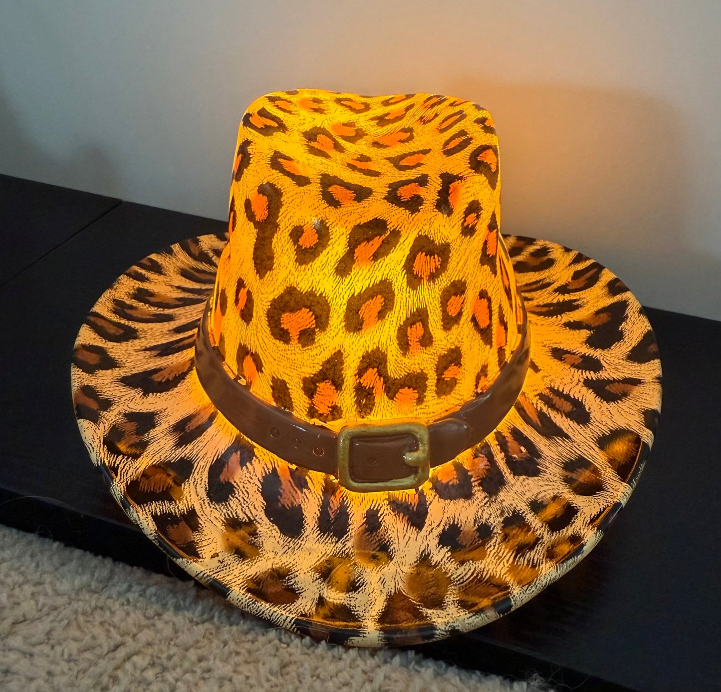 Panterprint LED-cowboyhoed beeld van polyresin met sfeerverlichting – decoratie van Krokomingo