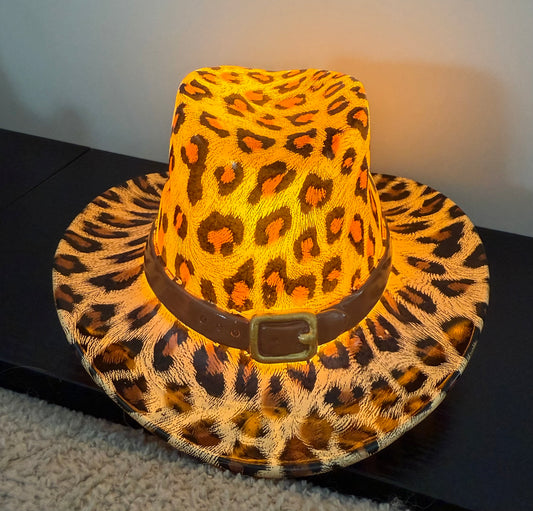 Panterprint LED-cowboyhoed beeld van polyresin met sfeerverlichting – decoratie van Krokomingo