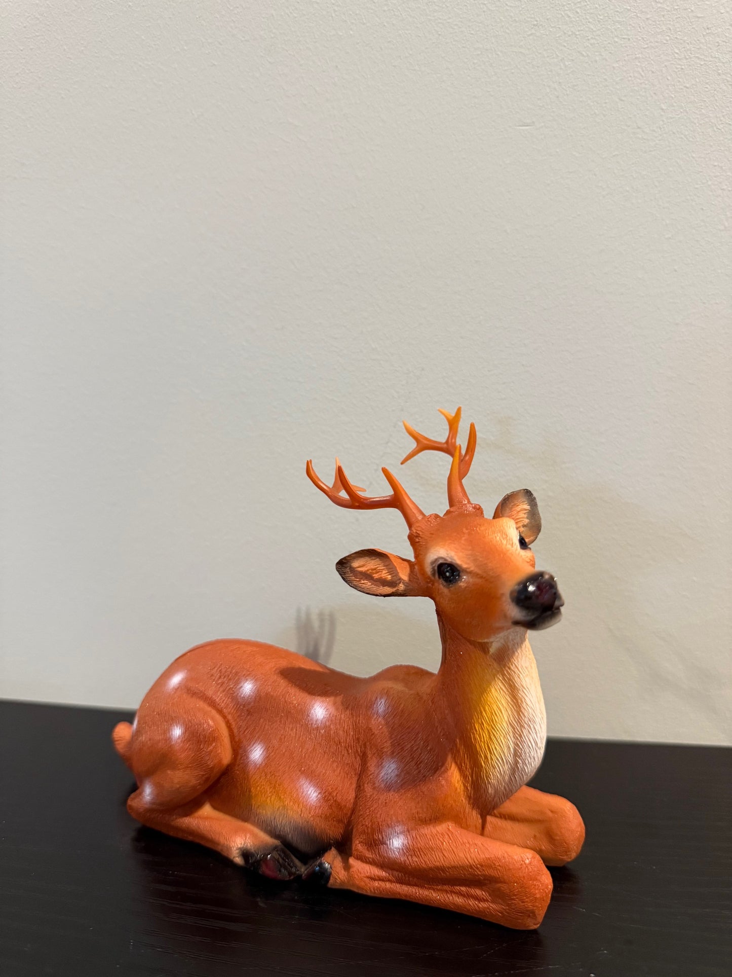 Hertenbeeldje liggend – polystone