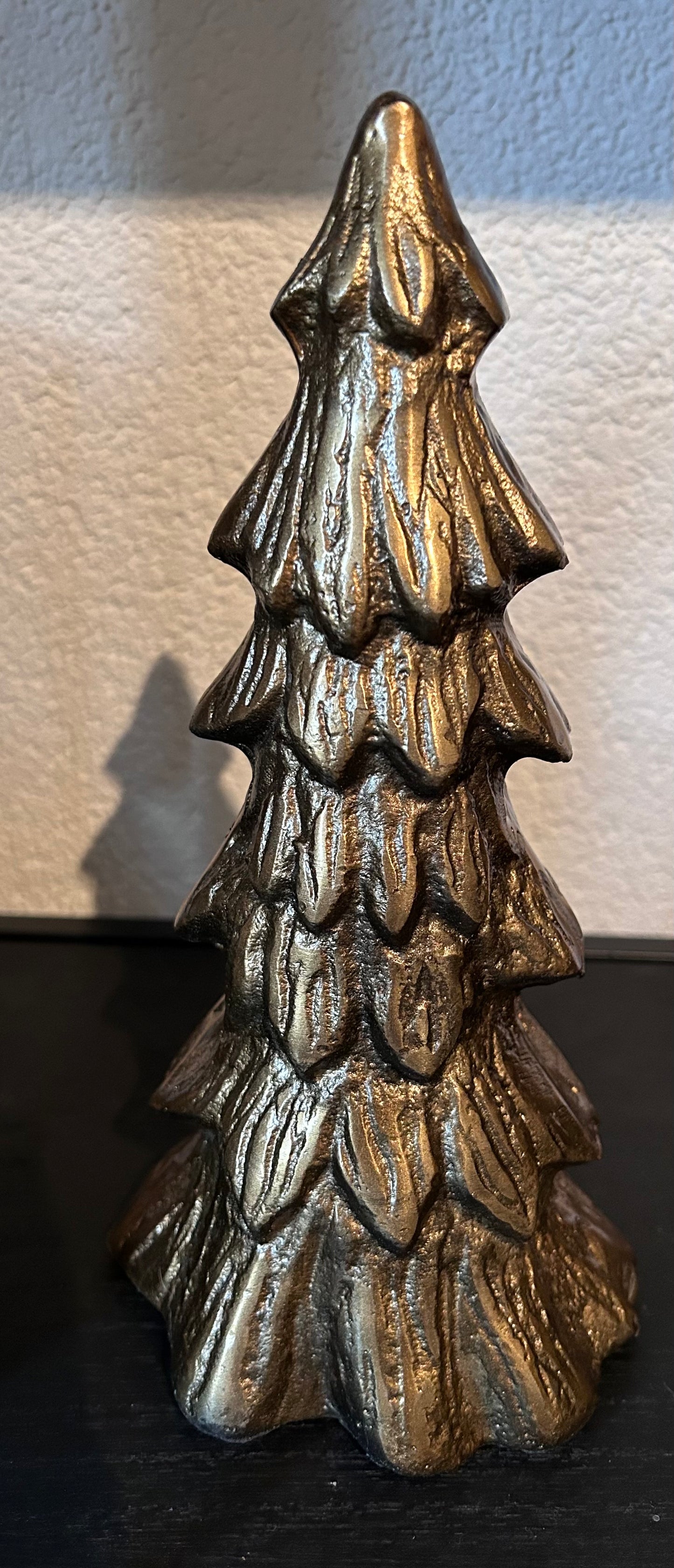 Colmore kerstboombeeld van aluminium in antiek goud – 24 cm hoog – luxe kerstdecoratie