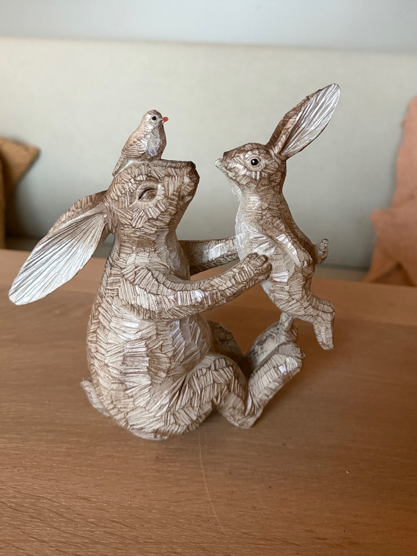 Beeld van moederkonijn met jong en vogeltje – houtlook bruin-grijs – Krokomingo