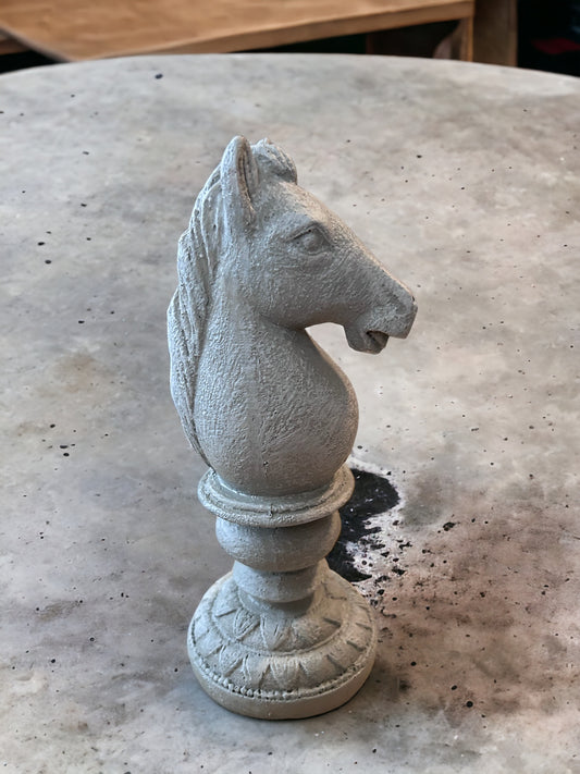 Grijs beeld van paardenhoofd als schaakstuk – J-line decoratie 20 cm