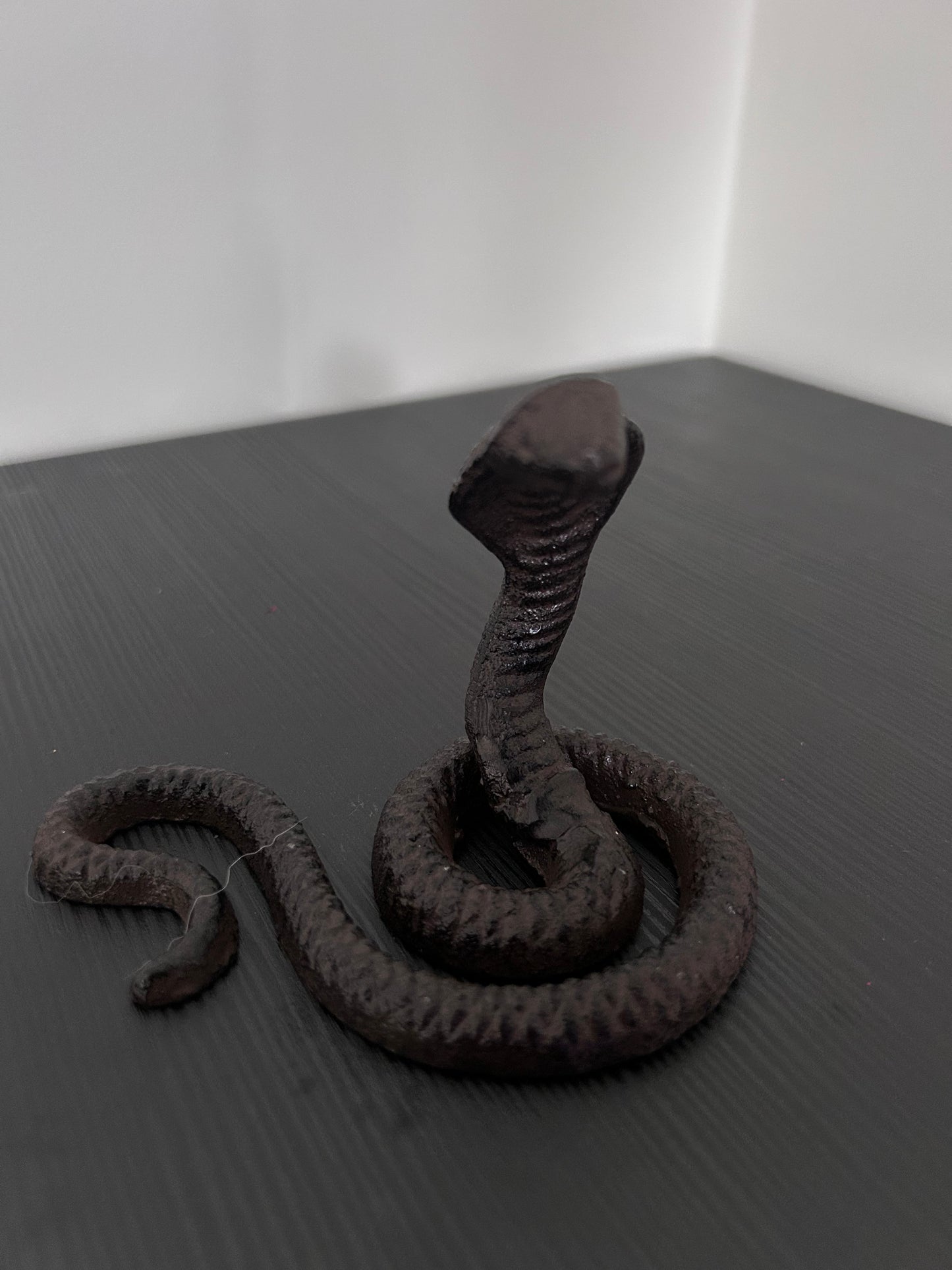 Gietijzeren cobra slang beeld in antiek bruin – decoratief woonaccessoire