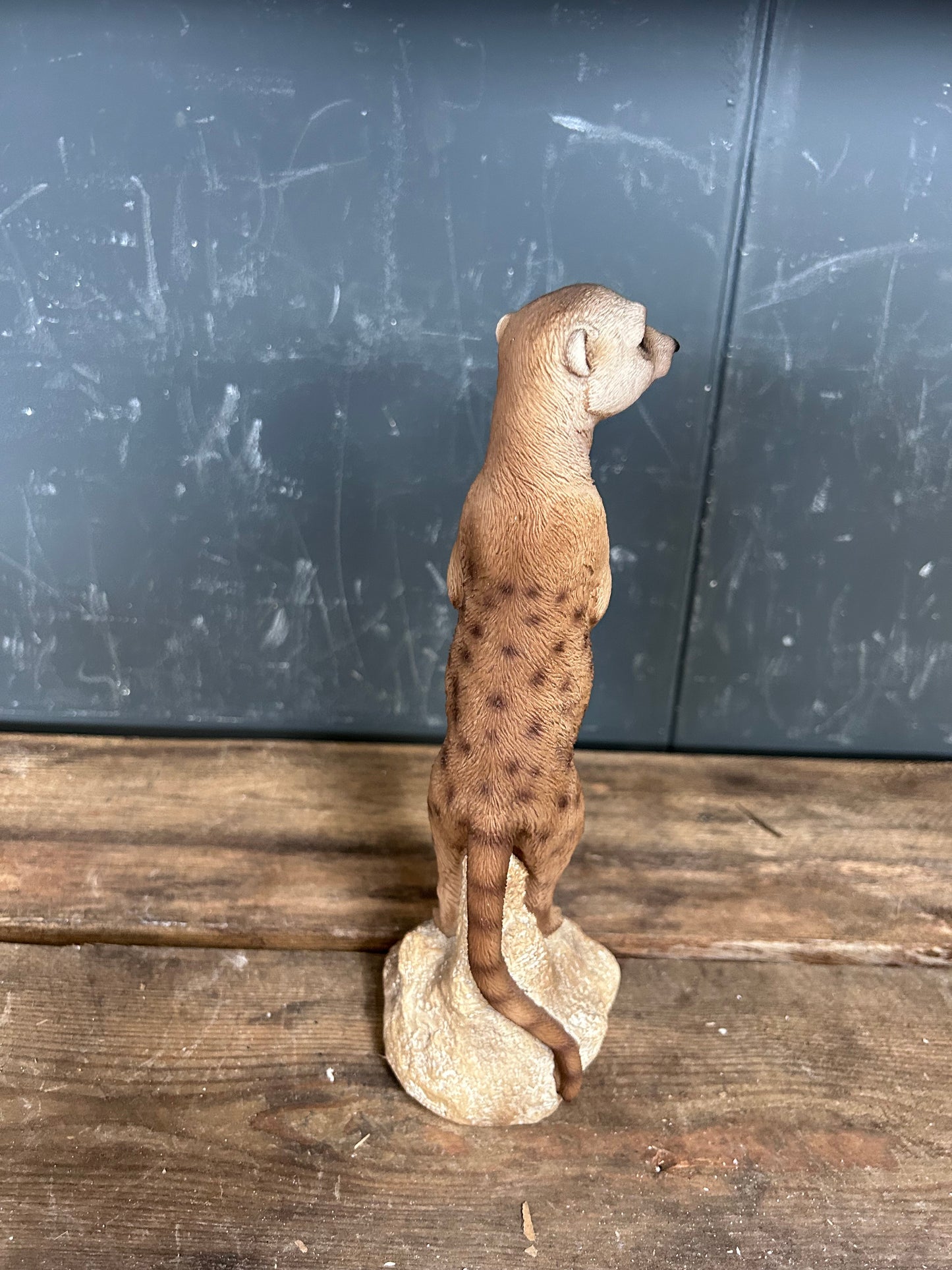 Stokstaart Beeld – Uniek Dierenbeeld in Bruintinten | H&H Collections