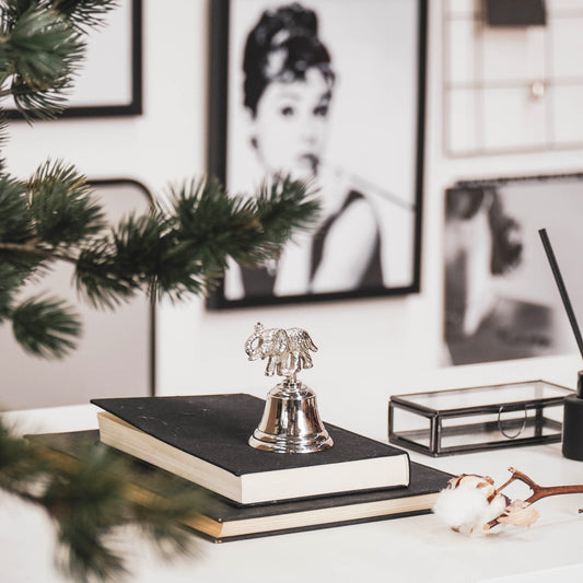 Zilverkleurige butlerbel in de vorm van een olifant – aluminium decoratie van Housevitamin – 10 cm hoog