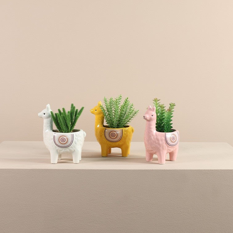 Lama bloempot met kunstplant โ vrolijke decoratie in geel, roze of wit