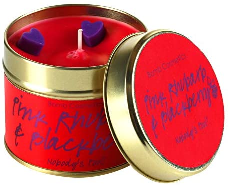 Vegan Pink Rhubarb & Blackberry geurkaars in blikje van Bomb Cosmetics – handgemaakt, fruitige geur met rabarber en bramen