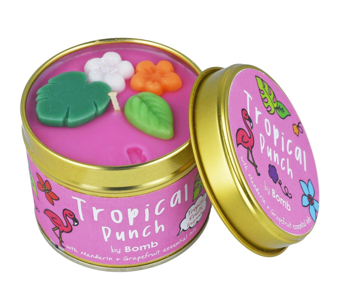 Vegan Tropical Punch geurkaars in flamingo-blikje van Bomb Cosmetics – handgemaakt, tropische geur, decoratief cadeau