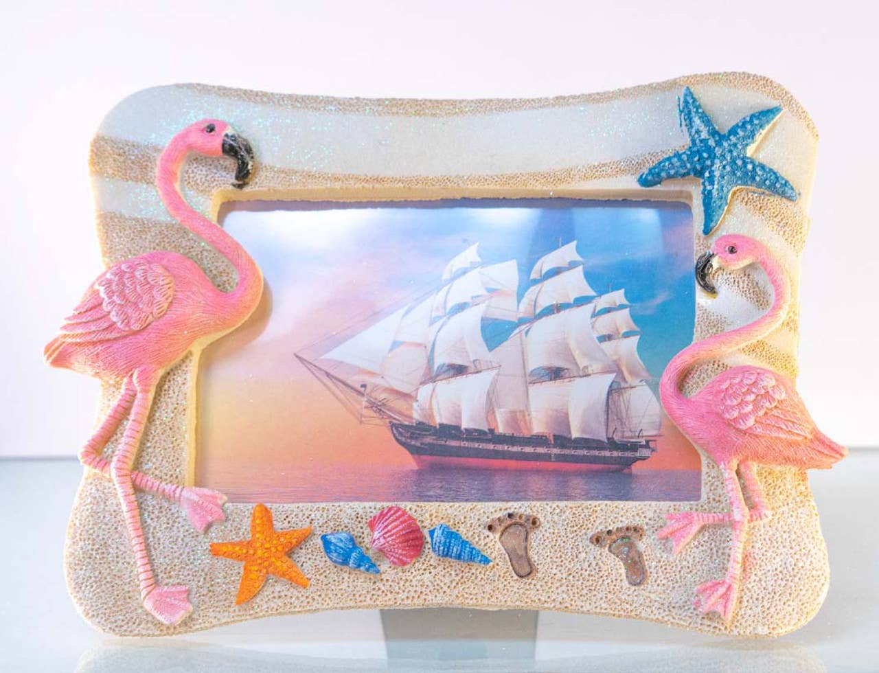 Decoratieve fotolijst met roze flamingoβs, zeesterren en schelpen β tropisch stranddesign van Krokomingo