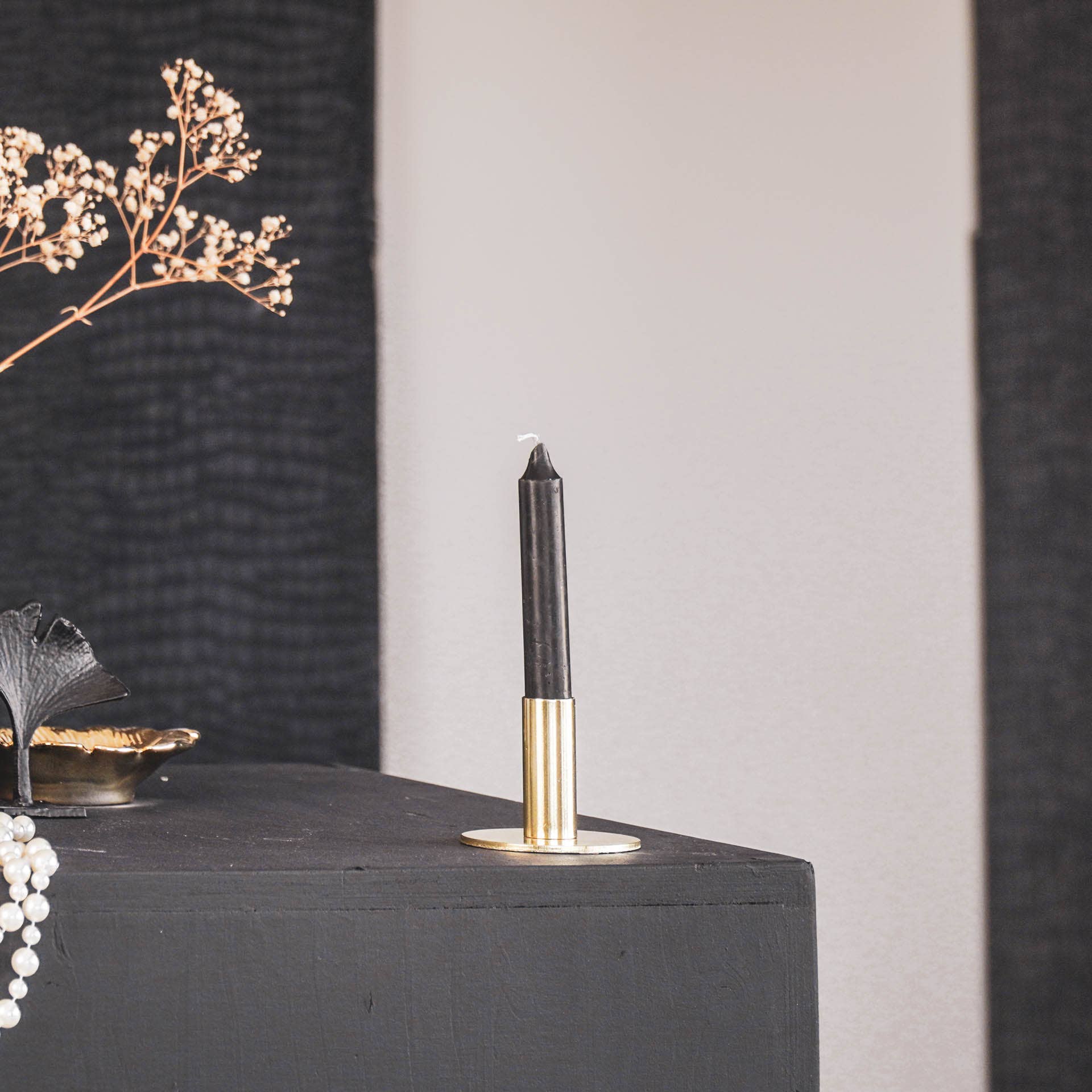 Goldener Kerzenhalter aus Metall – Housevitamin