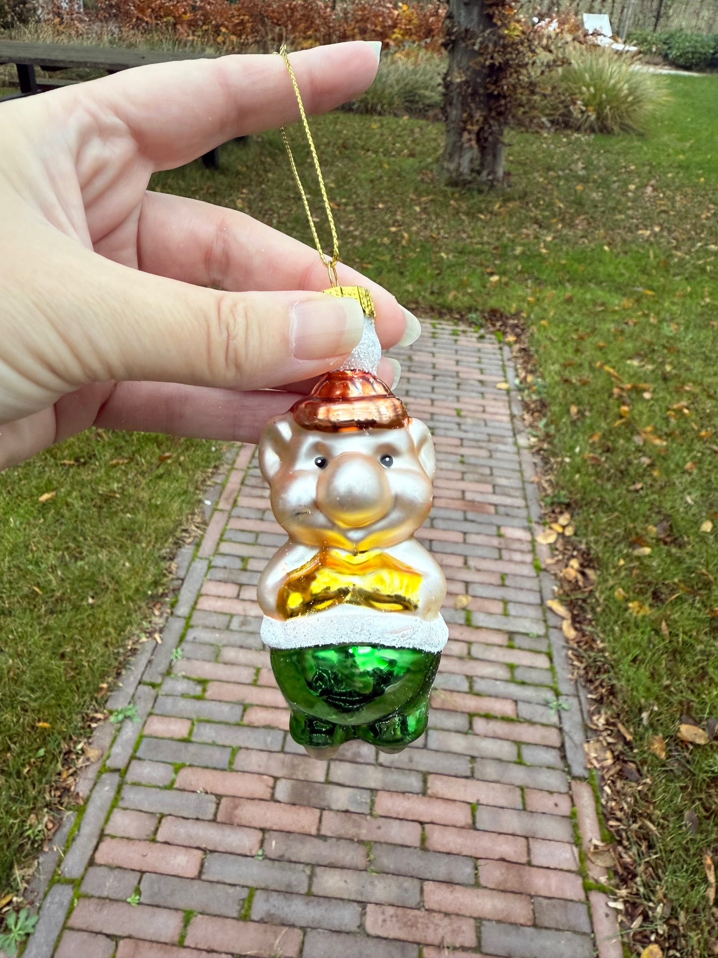 Glazen kerstornament varkentje met groene broek, gouden buik en koperen muts – handbeschilderd – 10 cm hoog