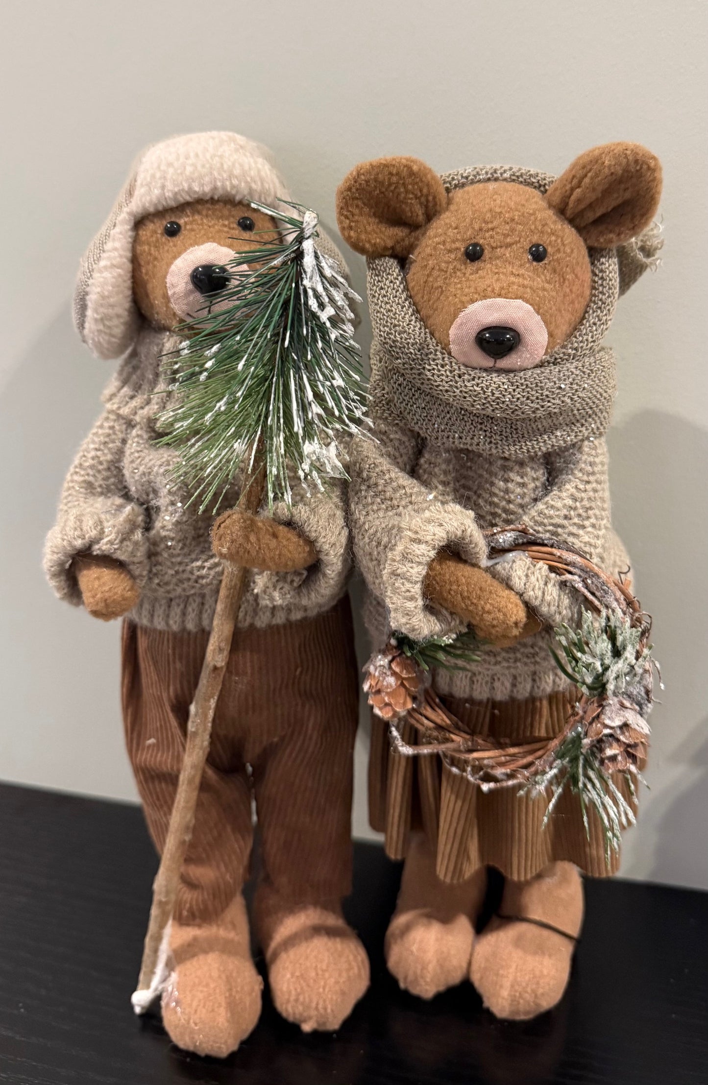 Winterberen set van Colmore – textiel kerstdecoratie in beige en bruin met sneeuwtak en krans – 27 cm hoog