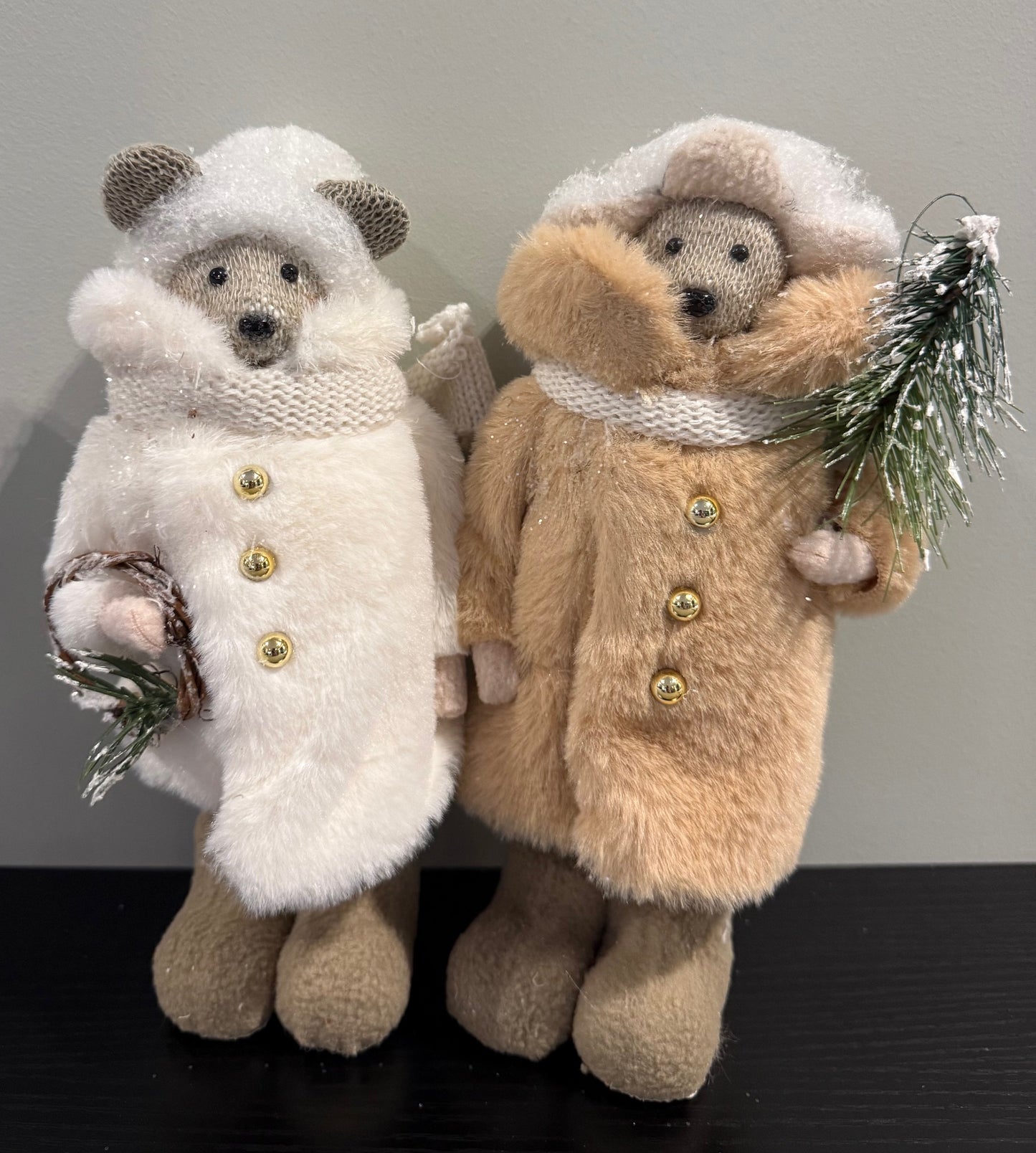 Wintermuizen kerstdecoratie van Colmore in luxe jasjes – zachte textiel figuren met sneeuwtak en krans – 23 cm hoog