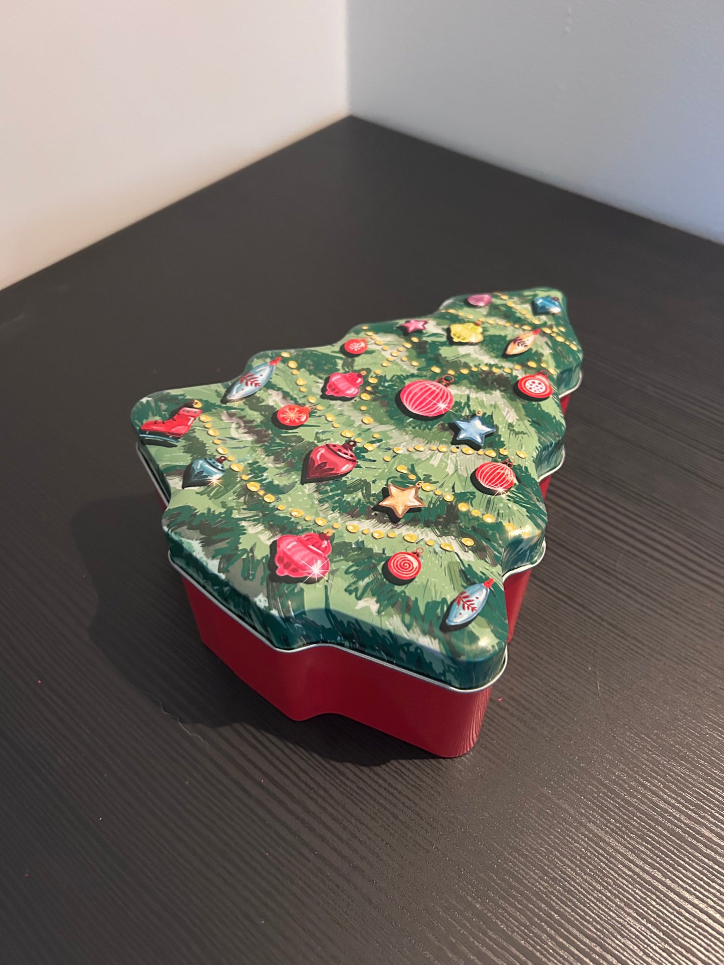 Kerstblik in kerstboomvorm van Clayre & Eef – koektrommel 14,5x8x6,5 cm