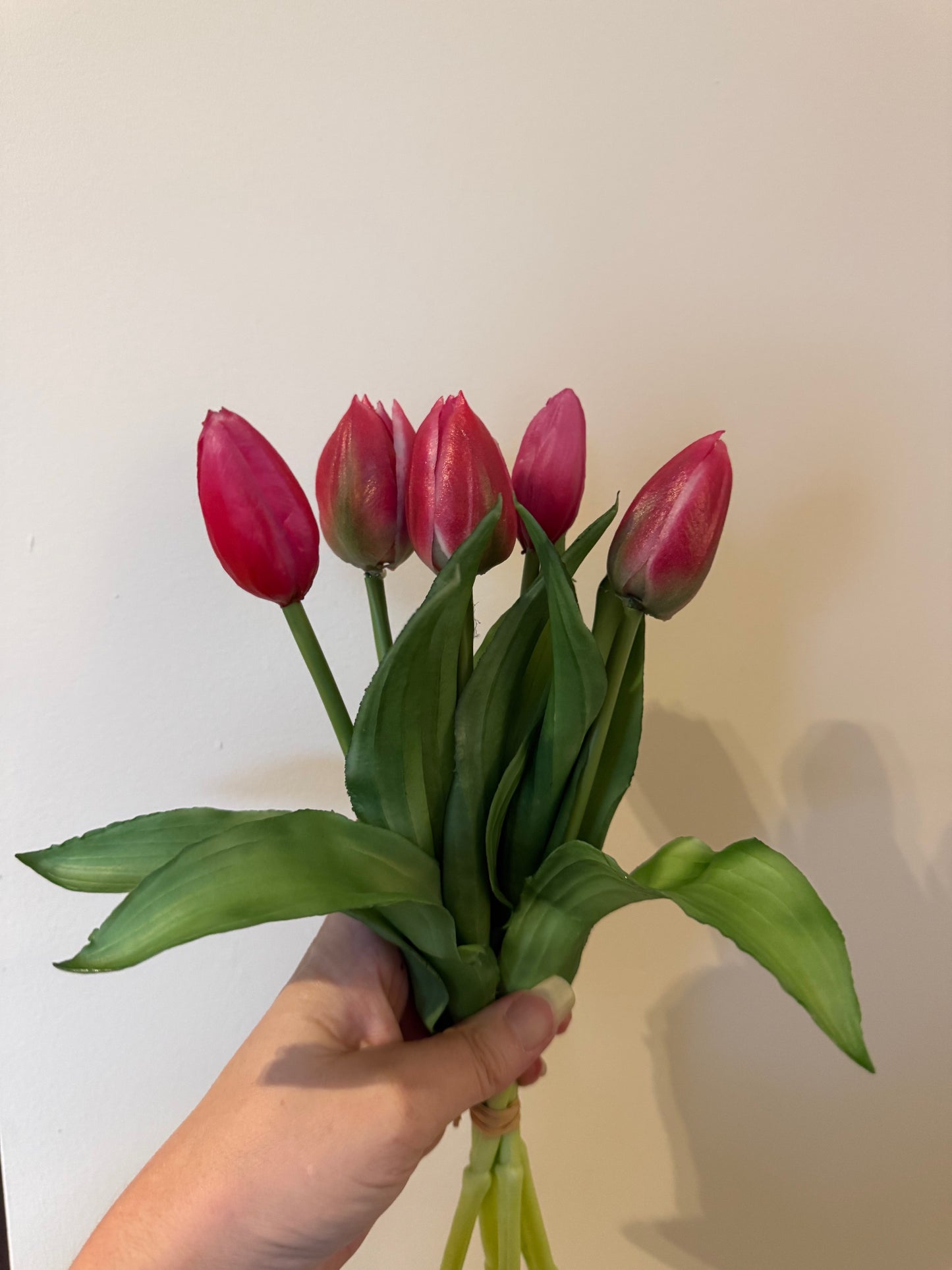Donkerroze kunsttulpen bosje real touch 30 cm vijf stuks