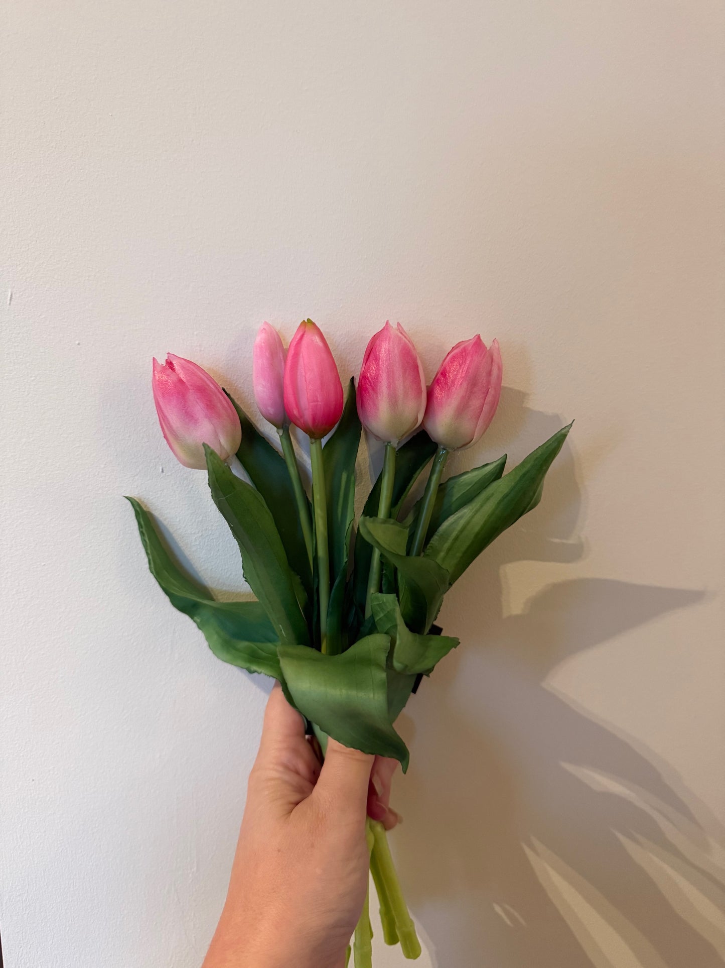 Zachtroze met witte kunsttulpen bosje real touch 30 cm