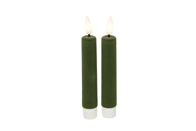 Set van 2 groene velvet LED dinerkaarsen van Countryfield met warme LED-vlam en witte onderzijde, Ø 2,2 x 12,5 cm.