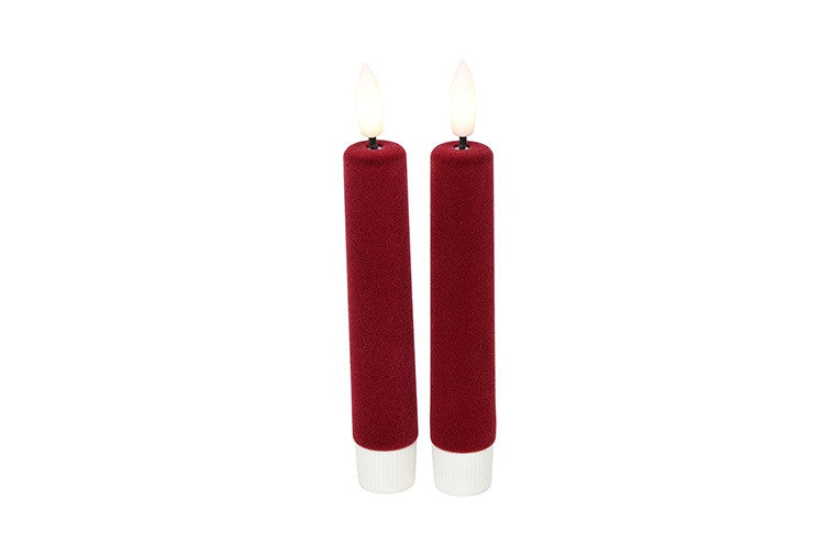 Set van 2 rode velvet LED dinerkaarsen van Countryfield met warme LED-vlam en witte onderzijde, Ø 2,2 x 12,5 cm.