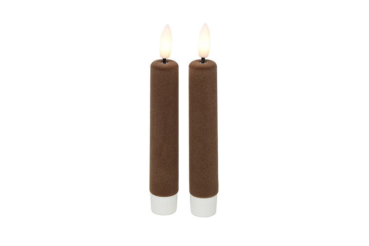 Set van 2 bruine velvet LED dinerkaarsen van Countryfield met realistische vlam en witte onderzijde, Ø 2,2 x 12,5 cm.