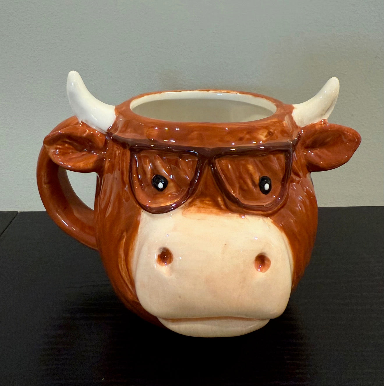 Keramieken mok in de vorm van een Schotse Hooglander met bril, 15,5 cm breed