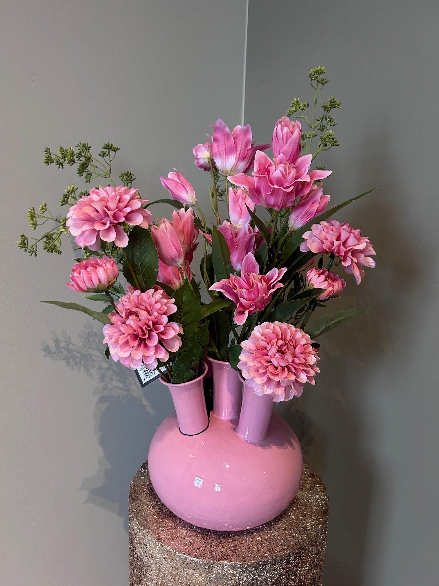 Roze toetervaas Colmore met zijdenboeket โ luxe woondecoratie