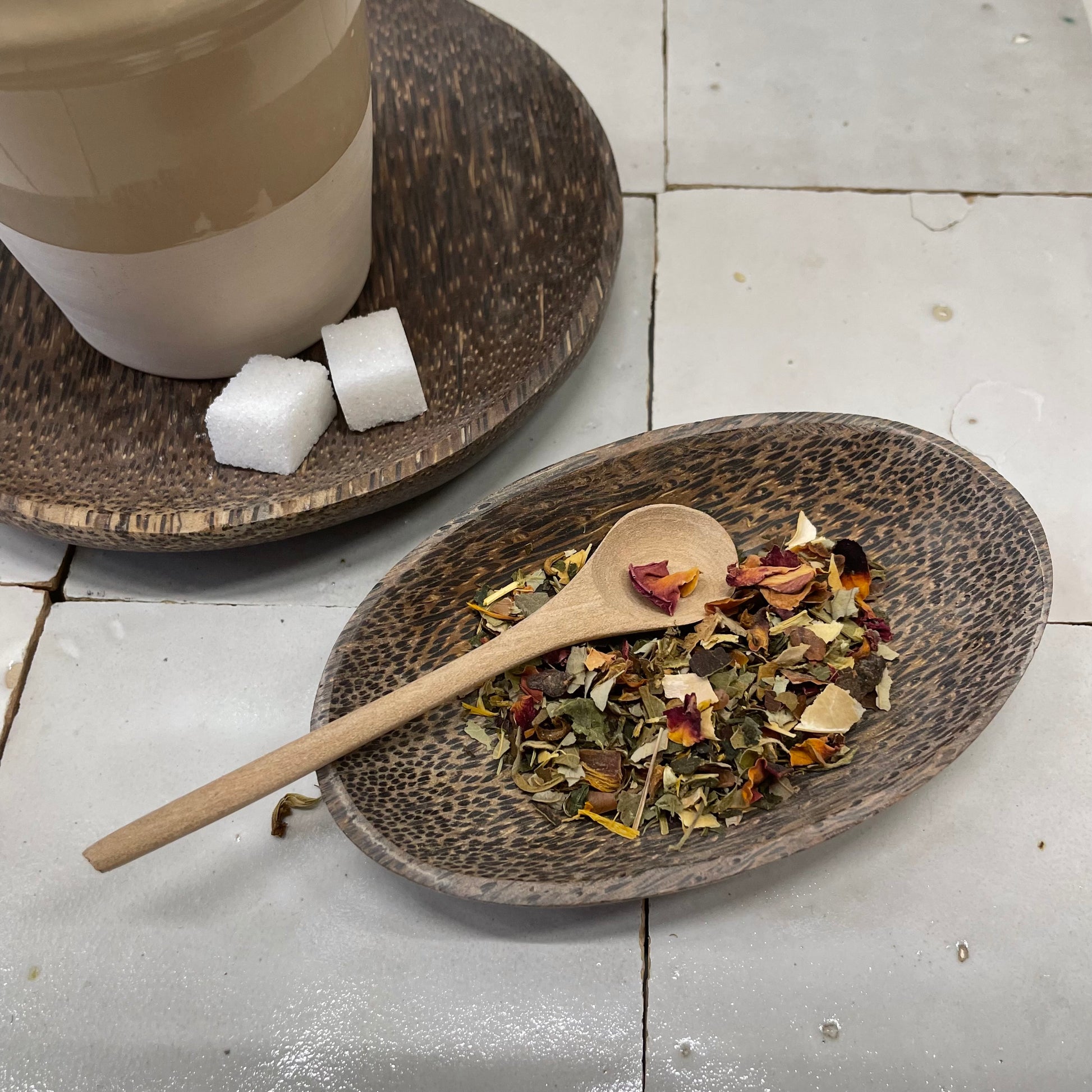 Laag ovaal schaaltje van kokosnoot hout – geschikt voor amberblokjes – 11,5 x 6,5 cm