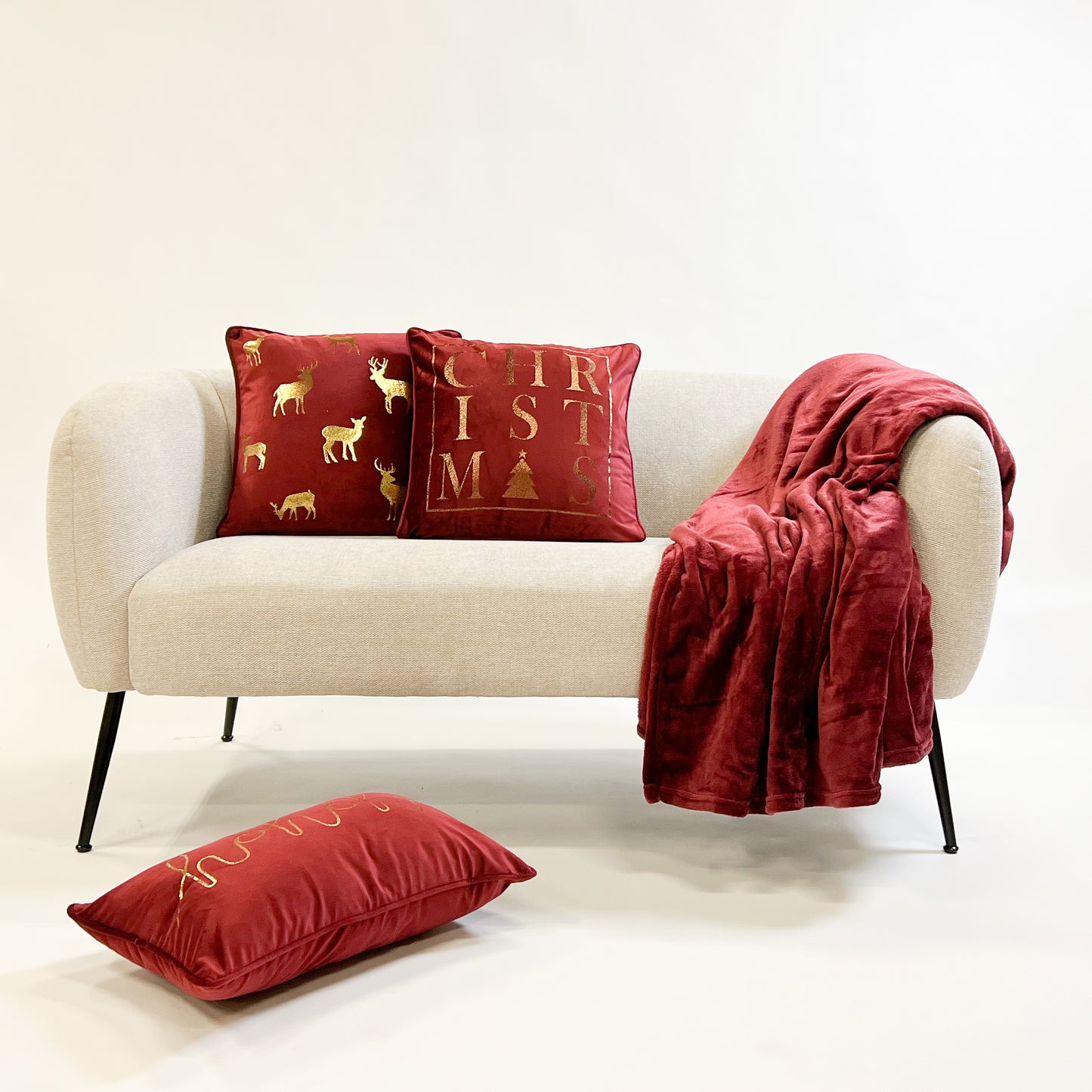 Kerstkussen Rood Velvet – Gouden Rendieren – 45x45