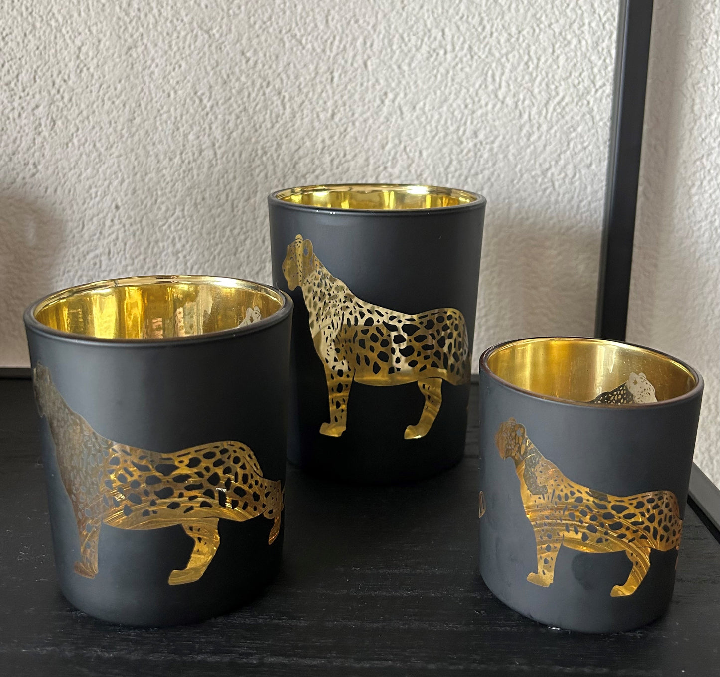 Zwarte theelichthouder met gouden panterprint โ luxe en sfeervolle woondecoratie
