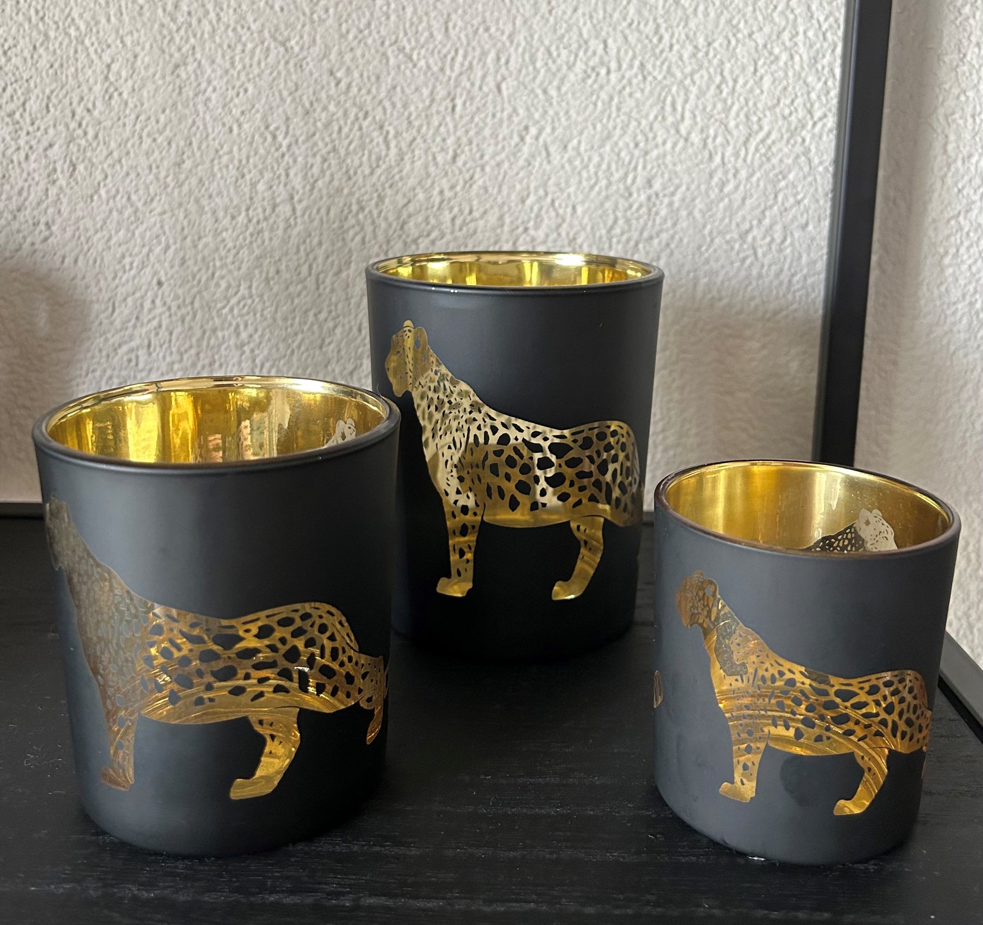 Zwarte theelichthouder met gouden panterprint β luxe en sfeervolle woondecoratie