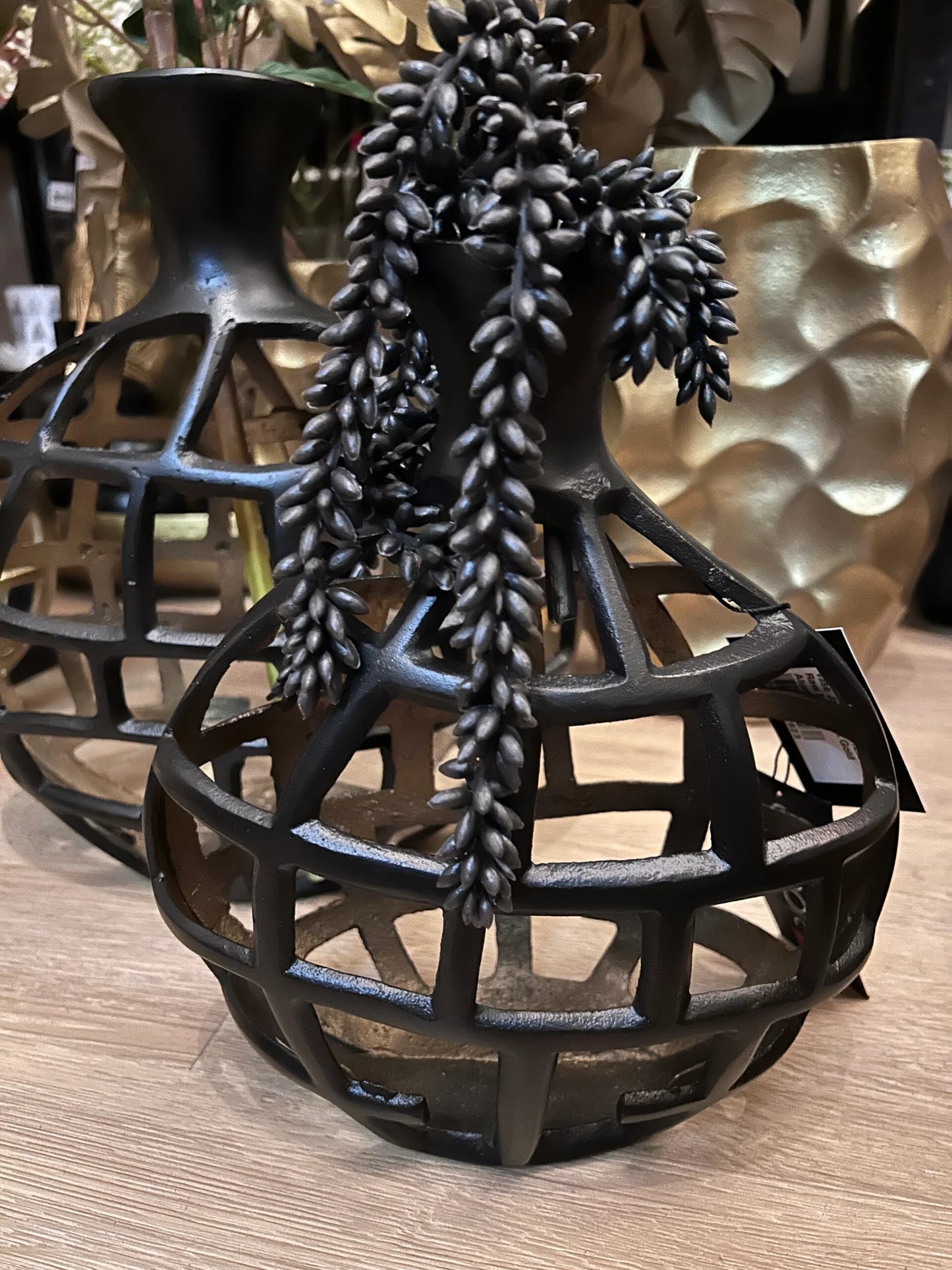 Zwarte aluminium vaas Jalidaar klein van Colmore met open design – 25 cm hoog – decoratief en stijlvol