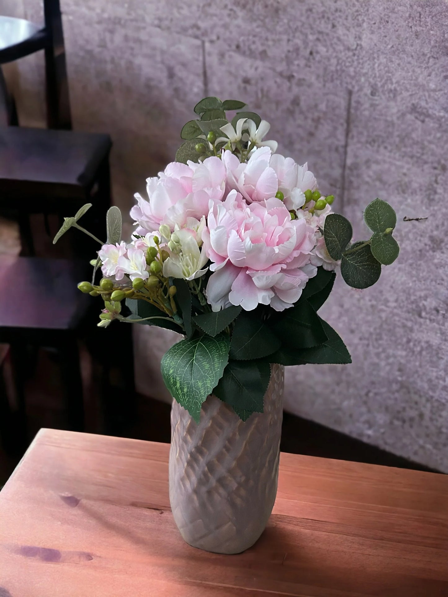 Roze Vaas met Kunstbloemen – Lichtroze of Donkerroze