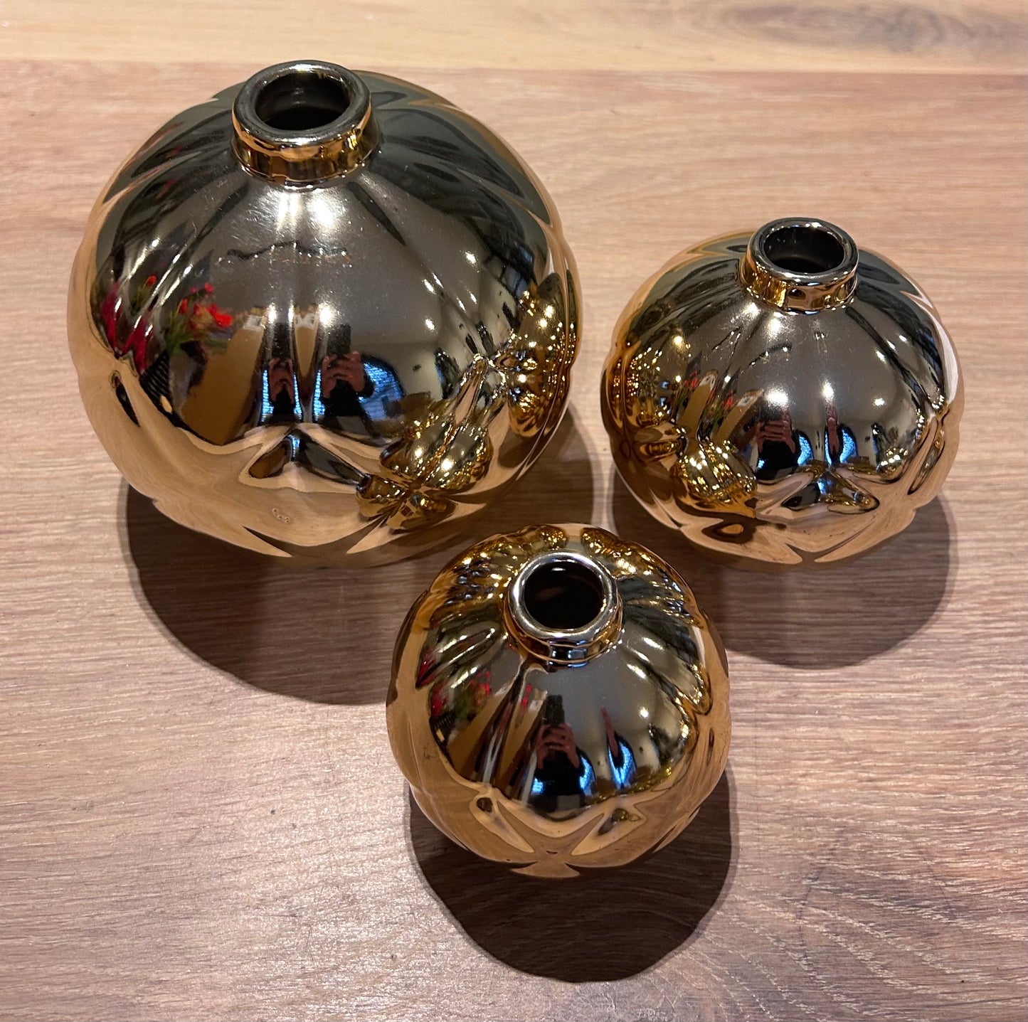 Set van 3 gouden vaasjes in kerstbalvorm – keramieken kerstdecoratie – luxe tafeldecoratie