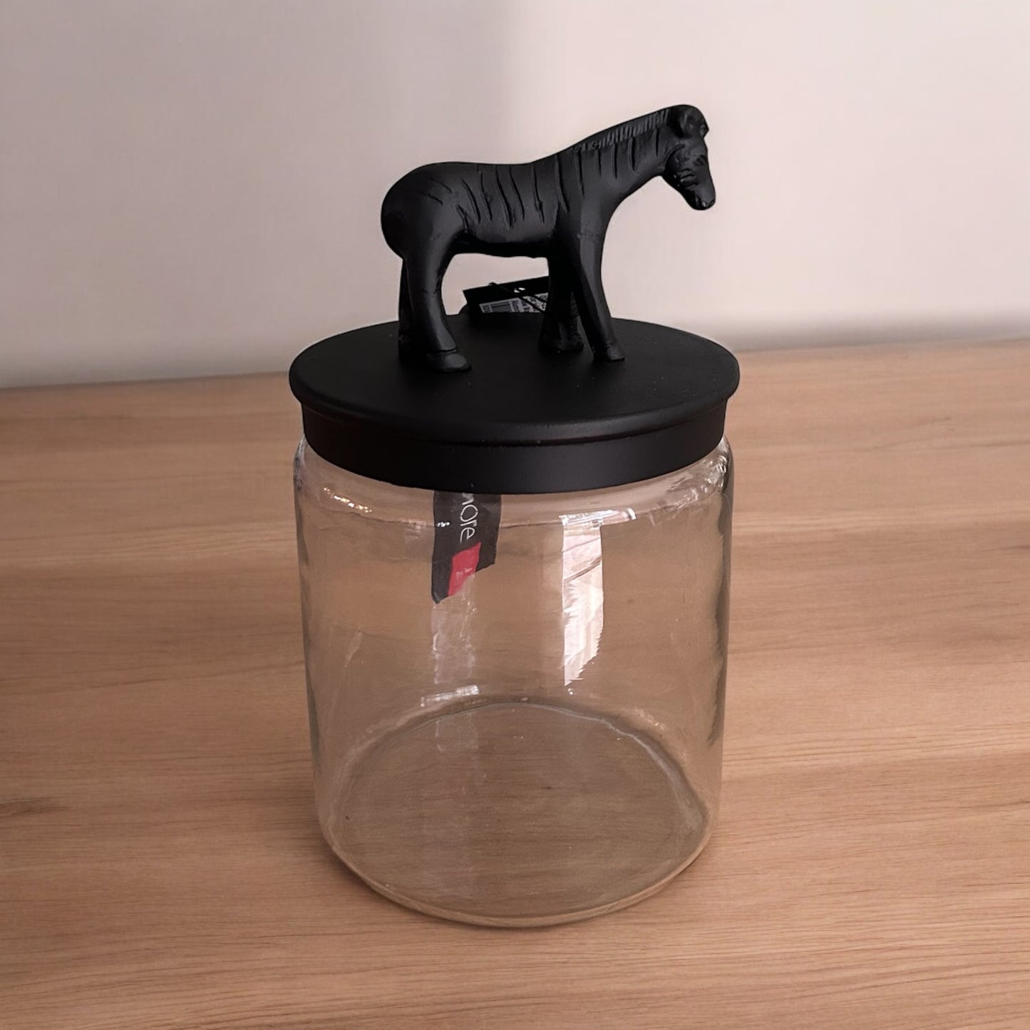 glazen transparante voorraadpot met een zwart zebra deksel