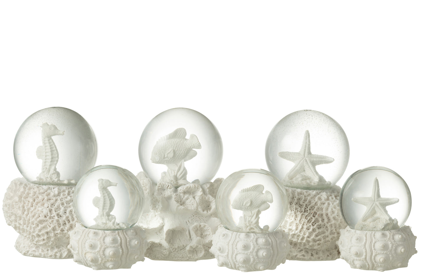 Witte decoratieve sneeuwbol met zeepaard, vis of zeester in oceaanthema