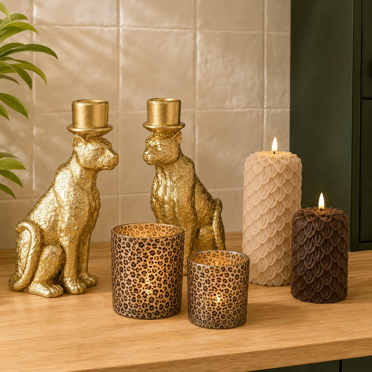 Gouden panterkandelaars met luipaardprint-theelichthouders en beige en bruine LED-dennenkegelkaarsen op hout