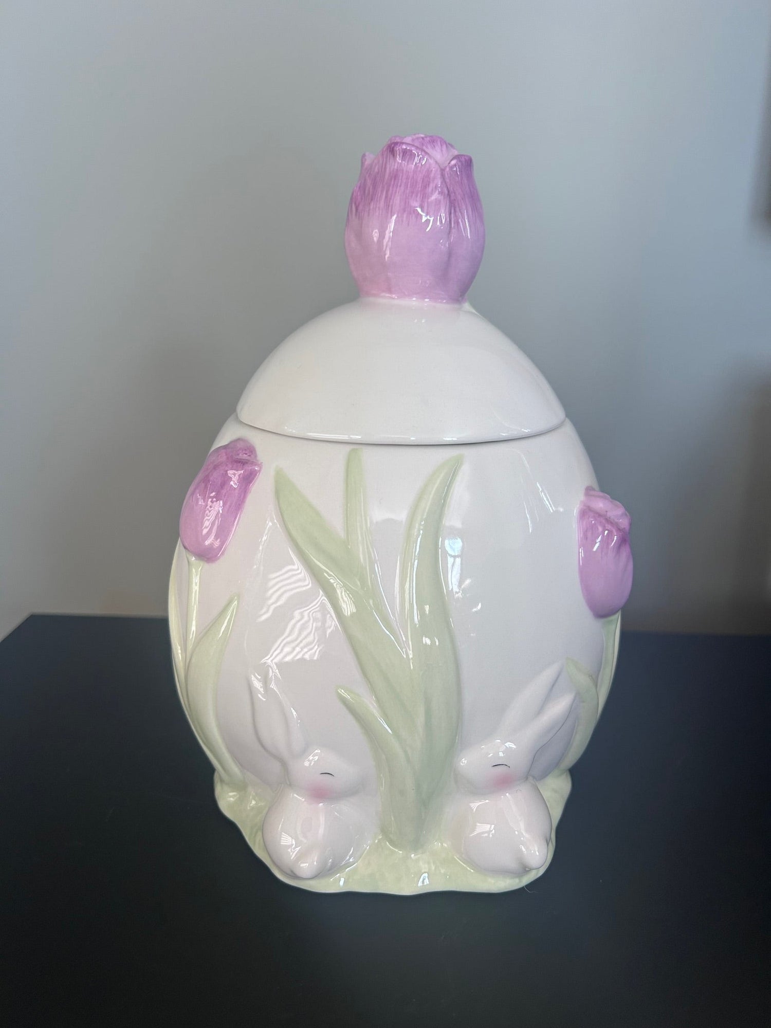 Paasdecoratie met konijnenbeelden en pastel woonaccessoires – lente interieur