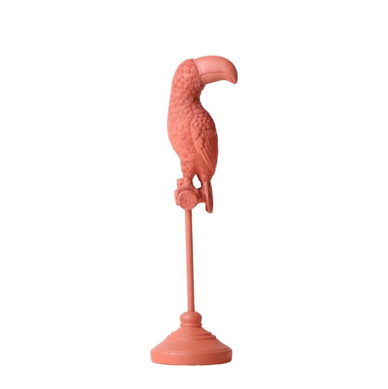 beeld van een terracotta toekan op stok
