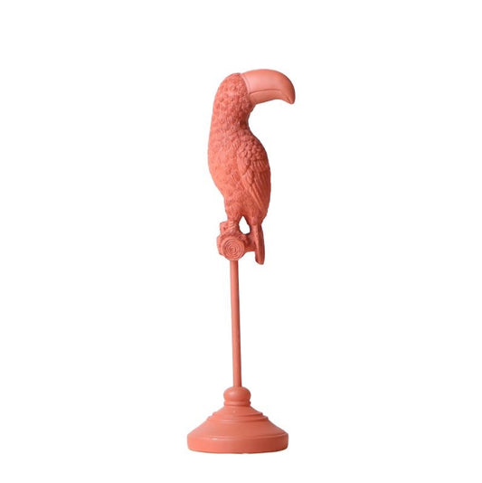beeld van een terracotta toekan op stok