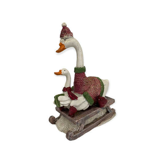 decoratief kerstbeeld van een moeder de gans met jong op een slee