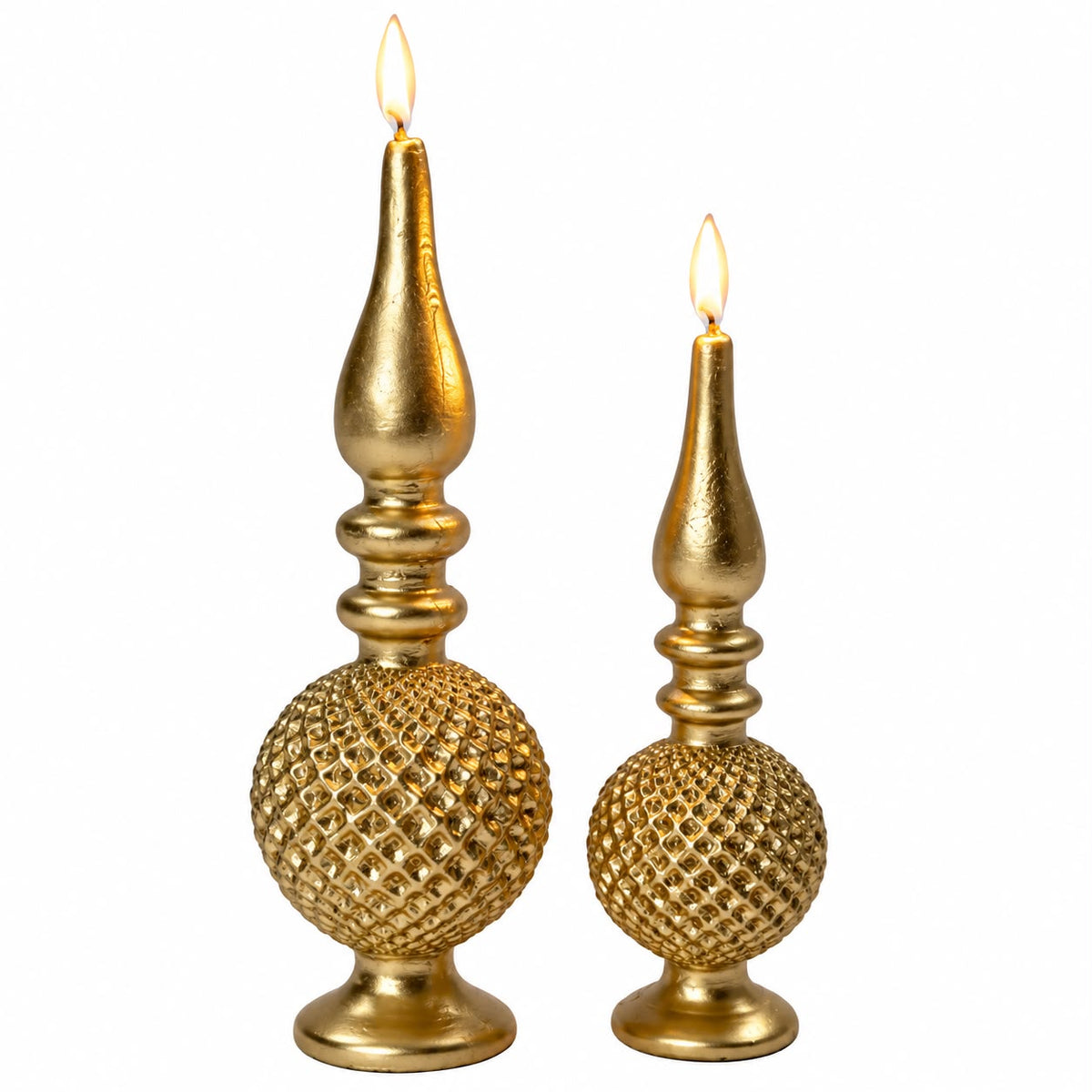 Twee gouden kerstkaarsen in sierlijke kerstpiekvorm met reliëfbol en brandende lont, 19,5 en 24,5 cm hoog.