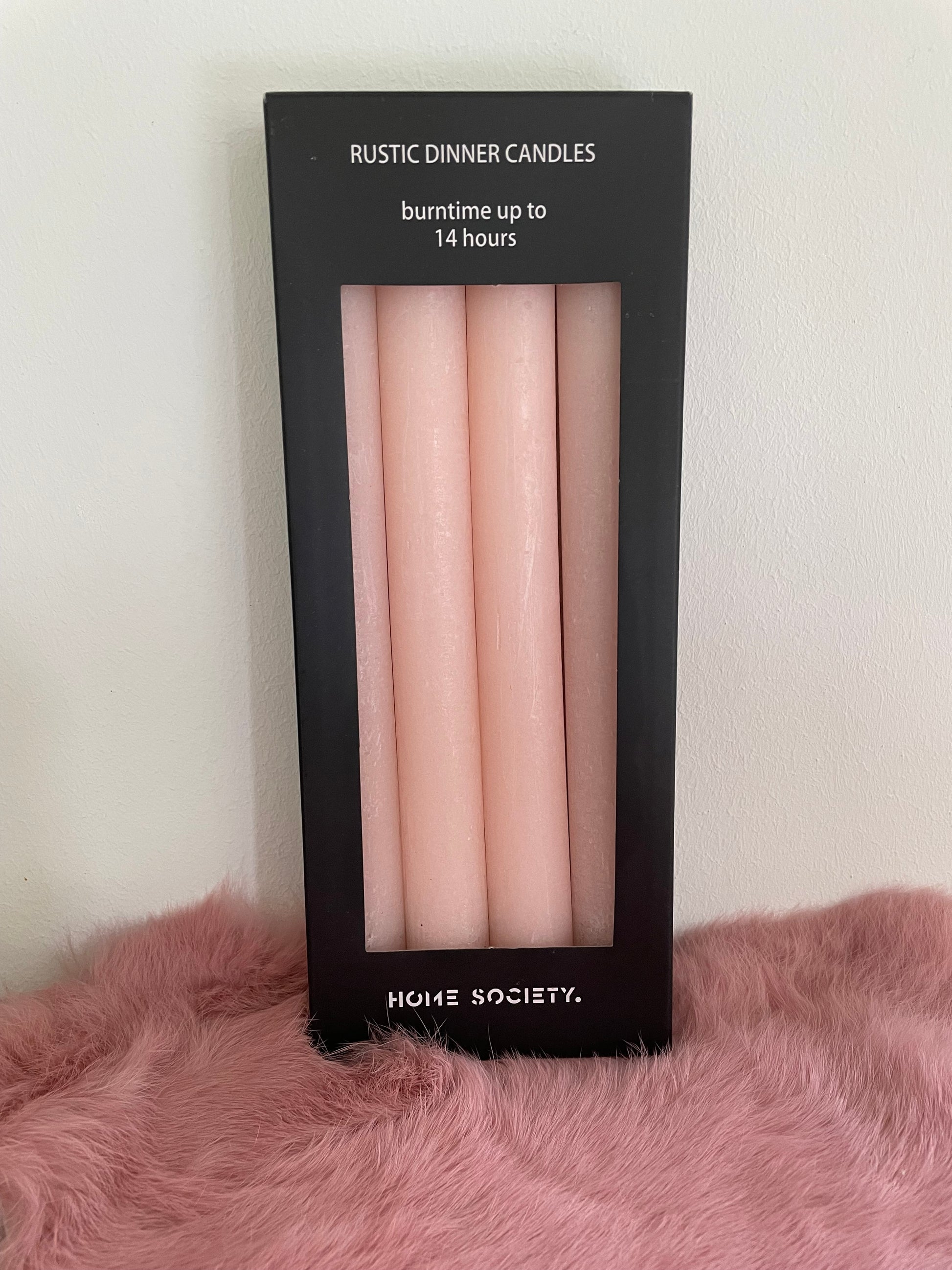 Set van vier lichtroze dinerkaarsen in zwarte verpakking – Home Society – rustieke kaarsen met 8 uur brandtijd