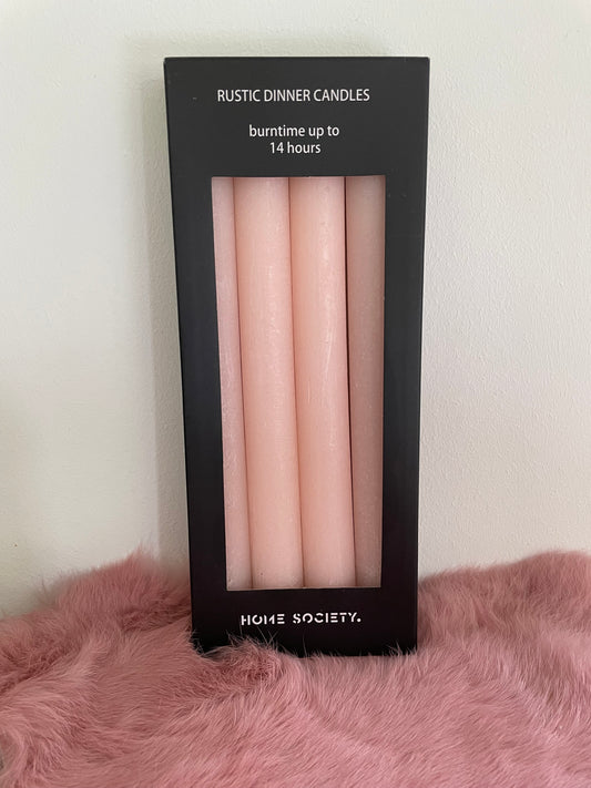 Set van vier lichtroze dinerkaarsen in zwarte verpakking – Home Society – rustieke kaarsen met 8 uur brandtijd