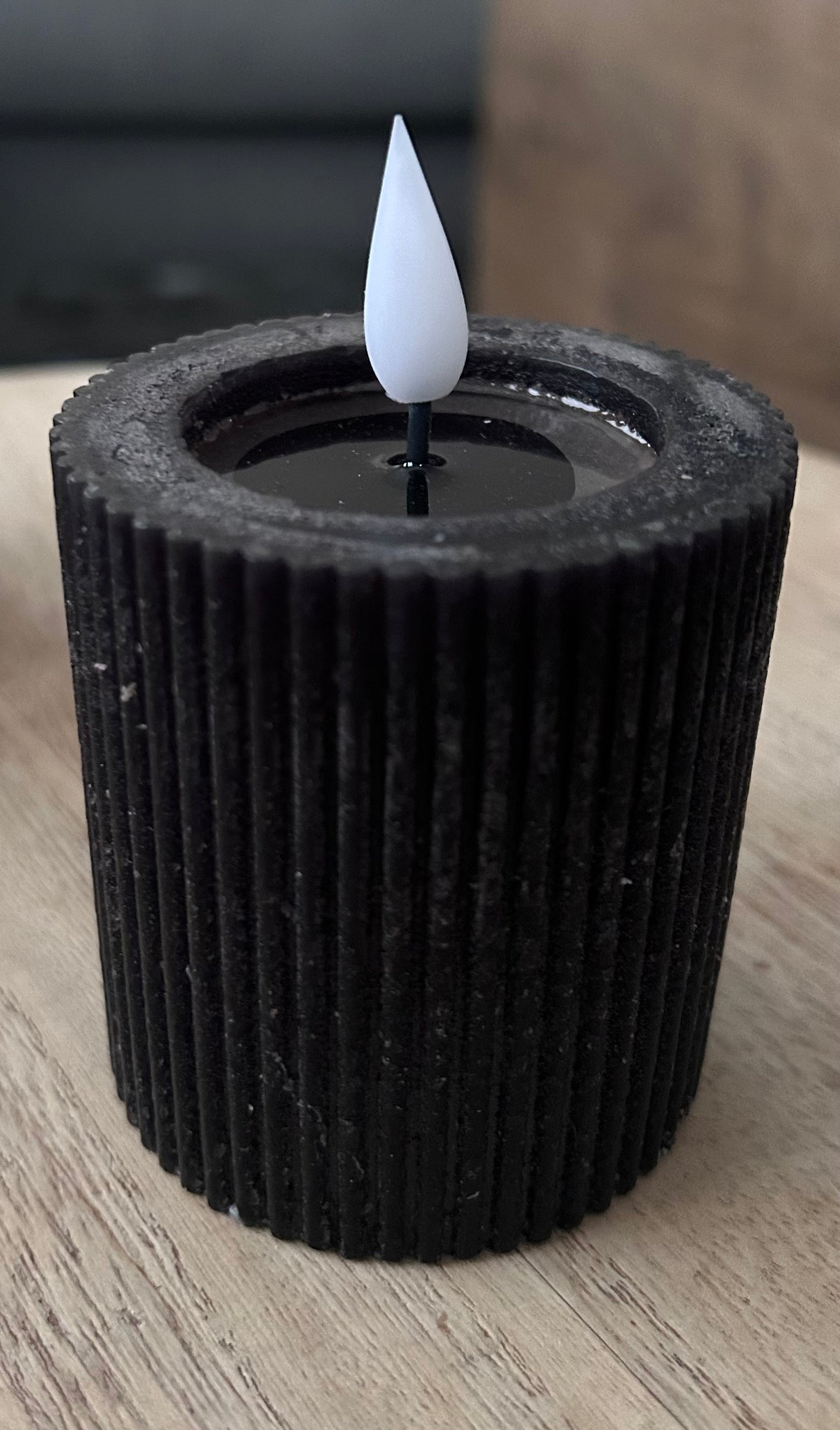 LED Stumpenkerze Gerippt Schwarz – Ø7 cm – 2 Größen