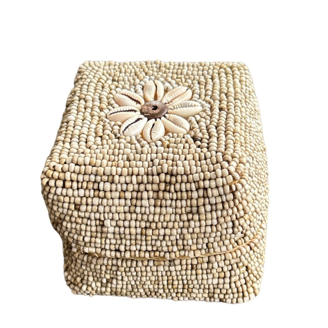 Handgemaakt Offermandje Bali Zand met Kralen & Schelpen – 9 x 9 x 8 cm