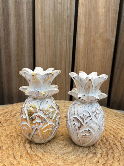 Handgemaakte houten ananas decoratie uit Bali van 12 cm hoog, verkrijgbaar in wit of wit met goudaccenten.